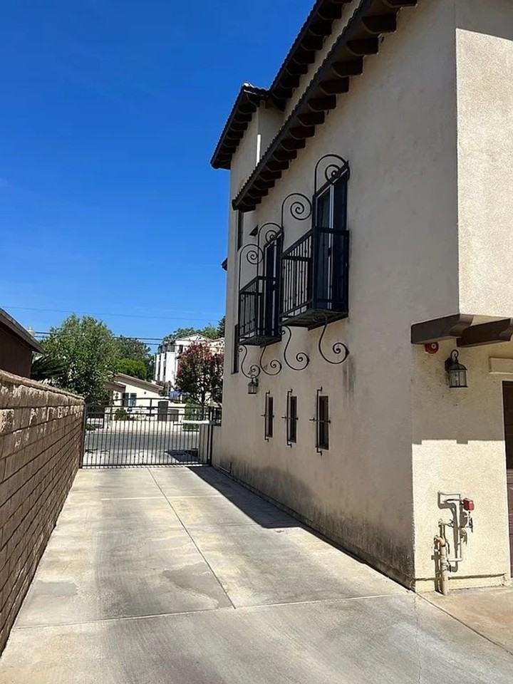 247 S Arroyo Dr #2 - Photo 3 of 28