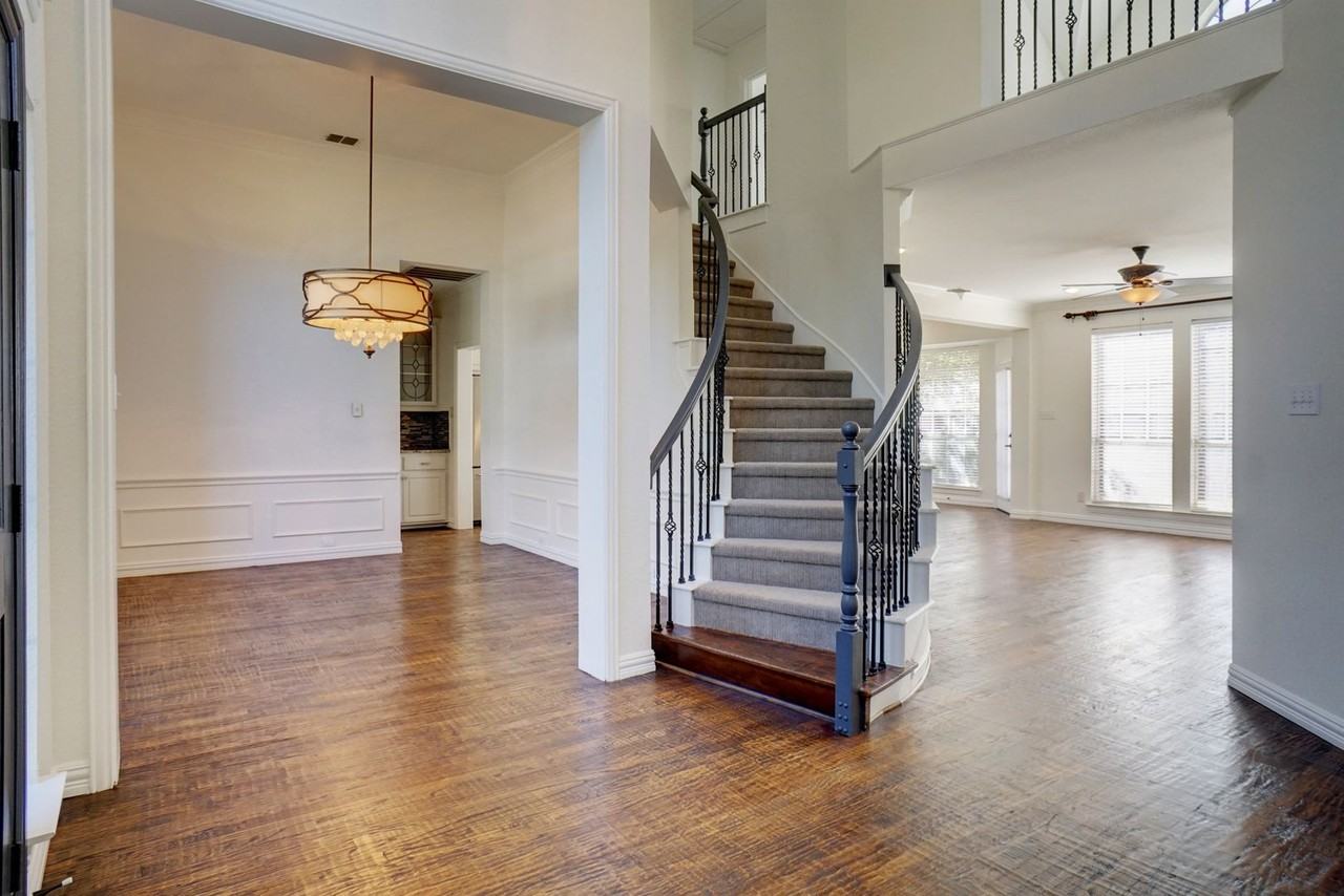 1307 Normandy Dr - Photo 3 of 33