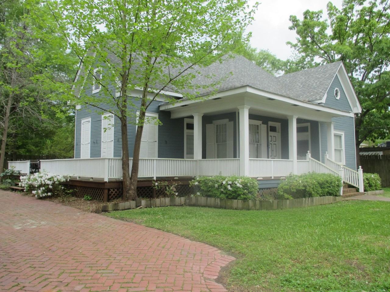 208 E Louisiana Ave - Photo 2 of 4