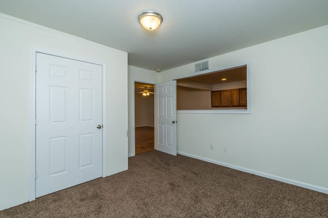 204 E 20th St - Photo 6 of 15