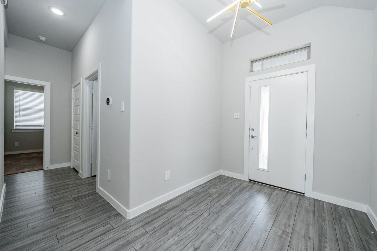 2416 Green River Rd - Photo 3 of 29