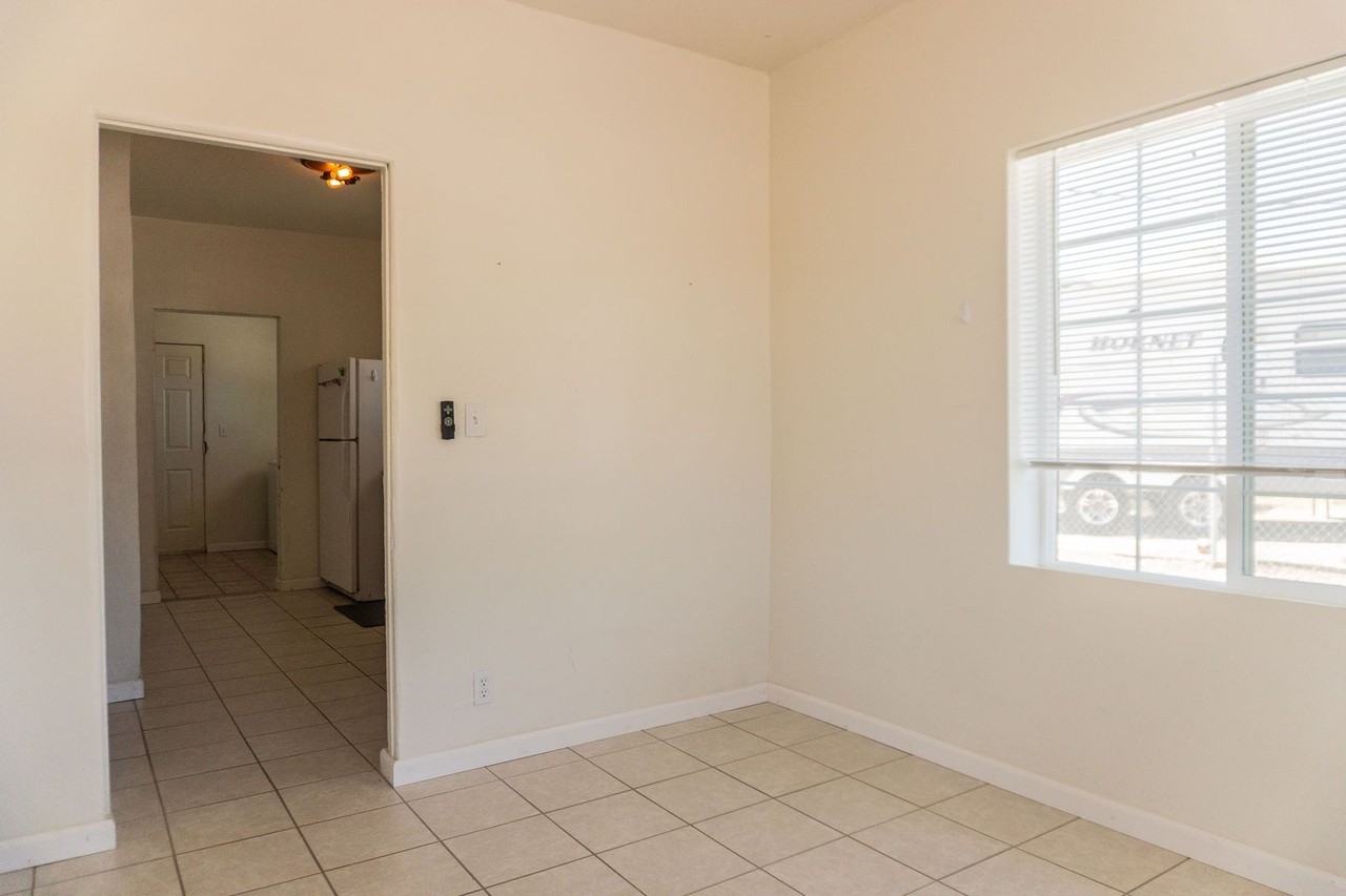 251 W 9th St - Photo 6 of 24