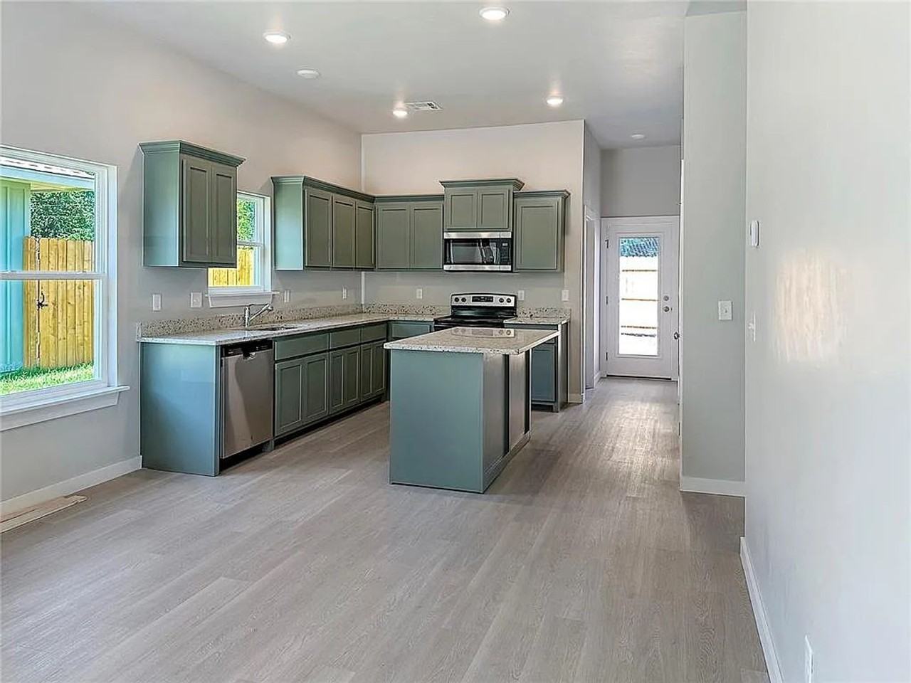 201 Sw 17th St - Photo 2 of 14