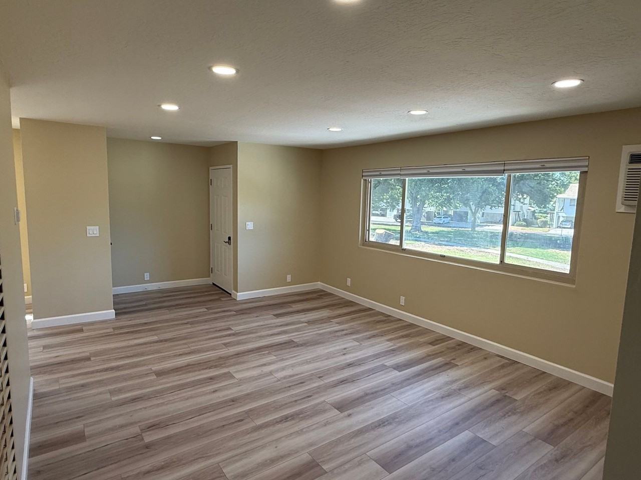 1048 Mohr Ln - Photo 3 of 20
