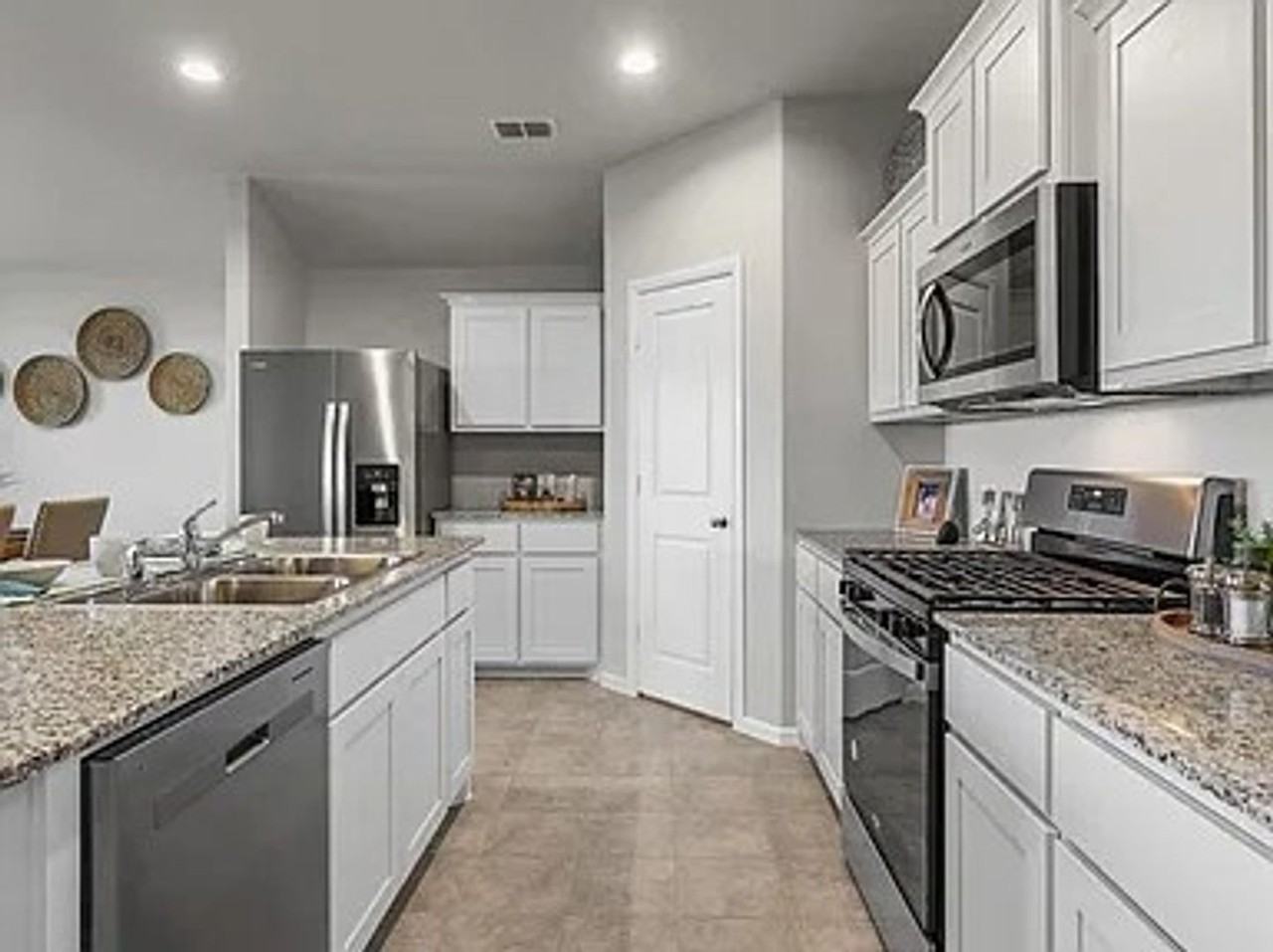 9428 Golden Tree Ave - Photo 3 of 32