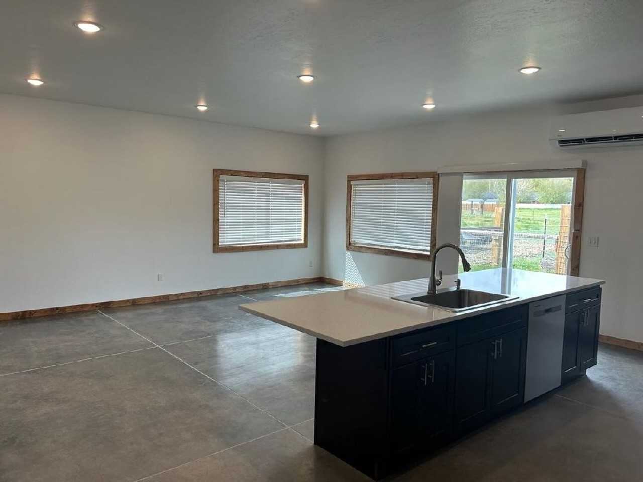 2215 Steamboat Ln - Photo 3 of 5