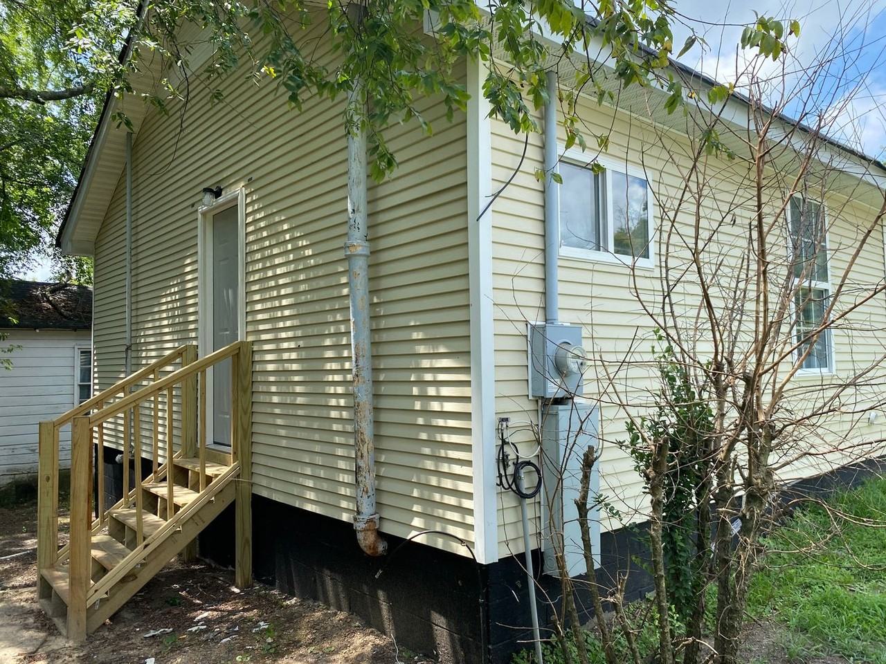 206 Thomas Ln - Photo 2 of 9