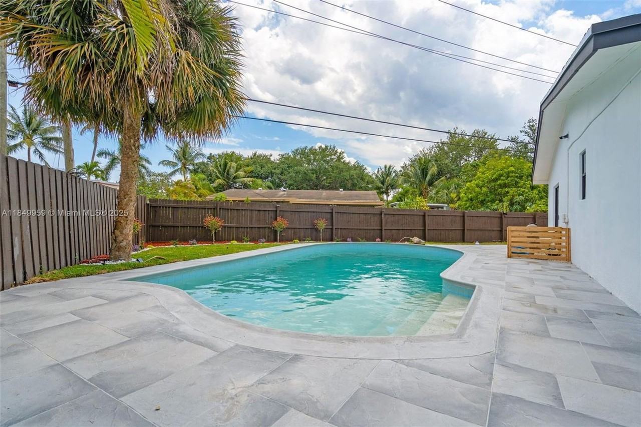 3732 Sw 16th St - Photo 3 of 27