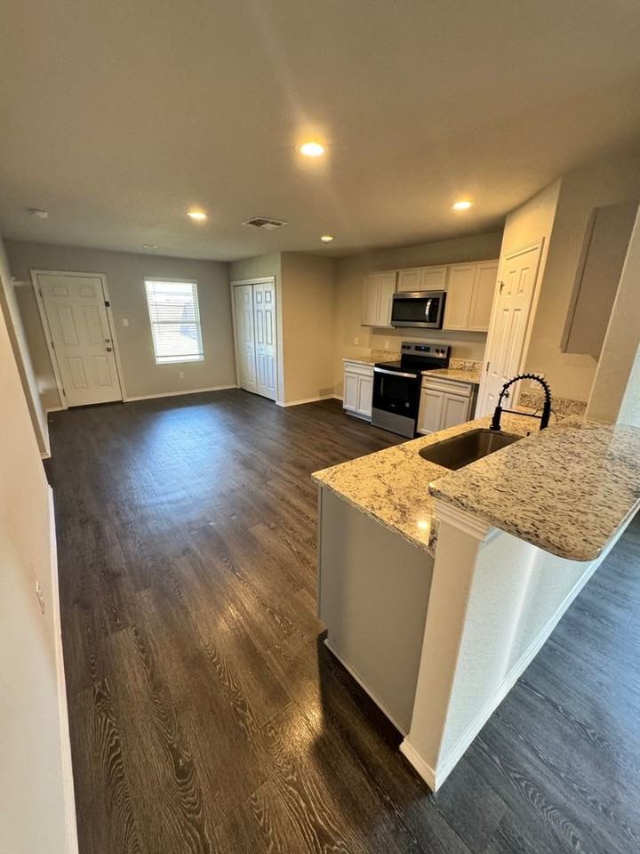 7618 Capstone Rdg - Photo 7 of 28