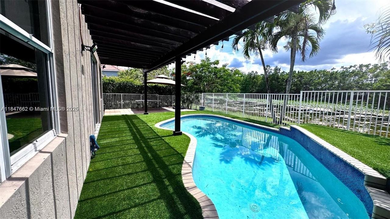 4411 Foxtail Ln - Photo 3 of 32