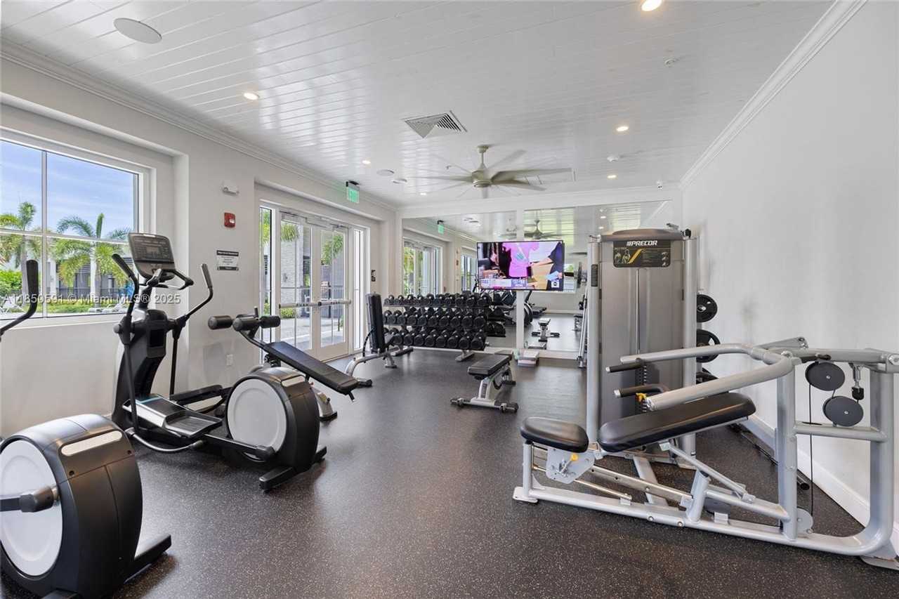 4048 Veleiros Ave - Photo 3 of 36