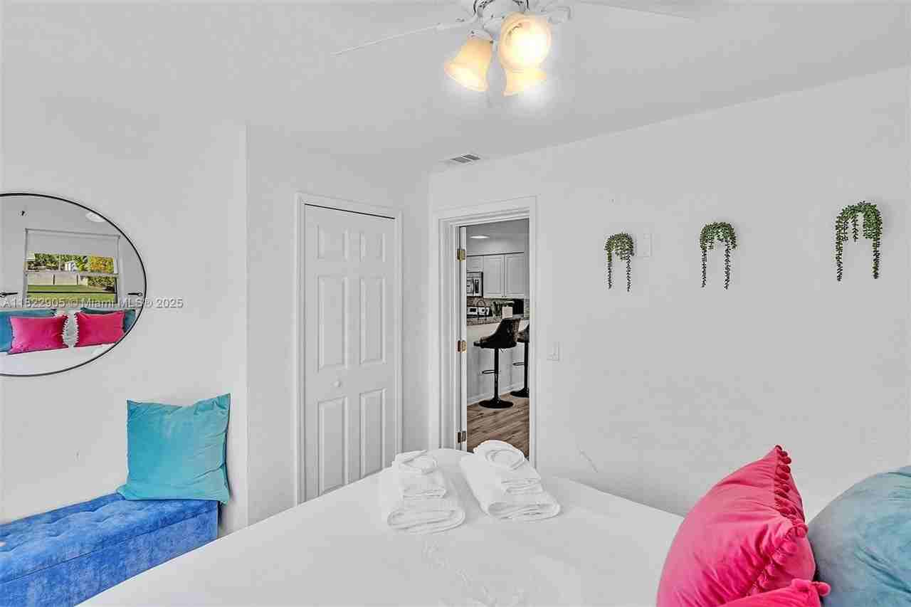 4633 Sw 28th Ave - Photo 2 of 37