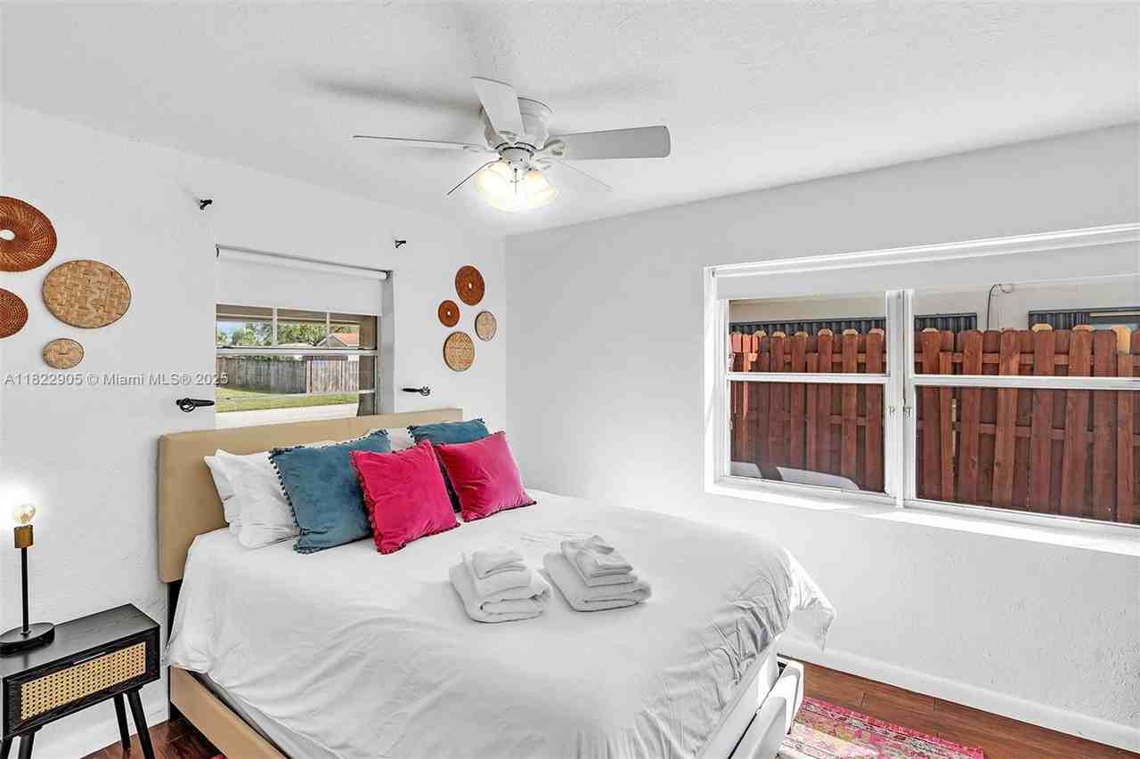 4633 Sw 28th Ave - Photo 3 of 37