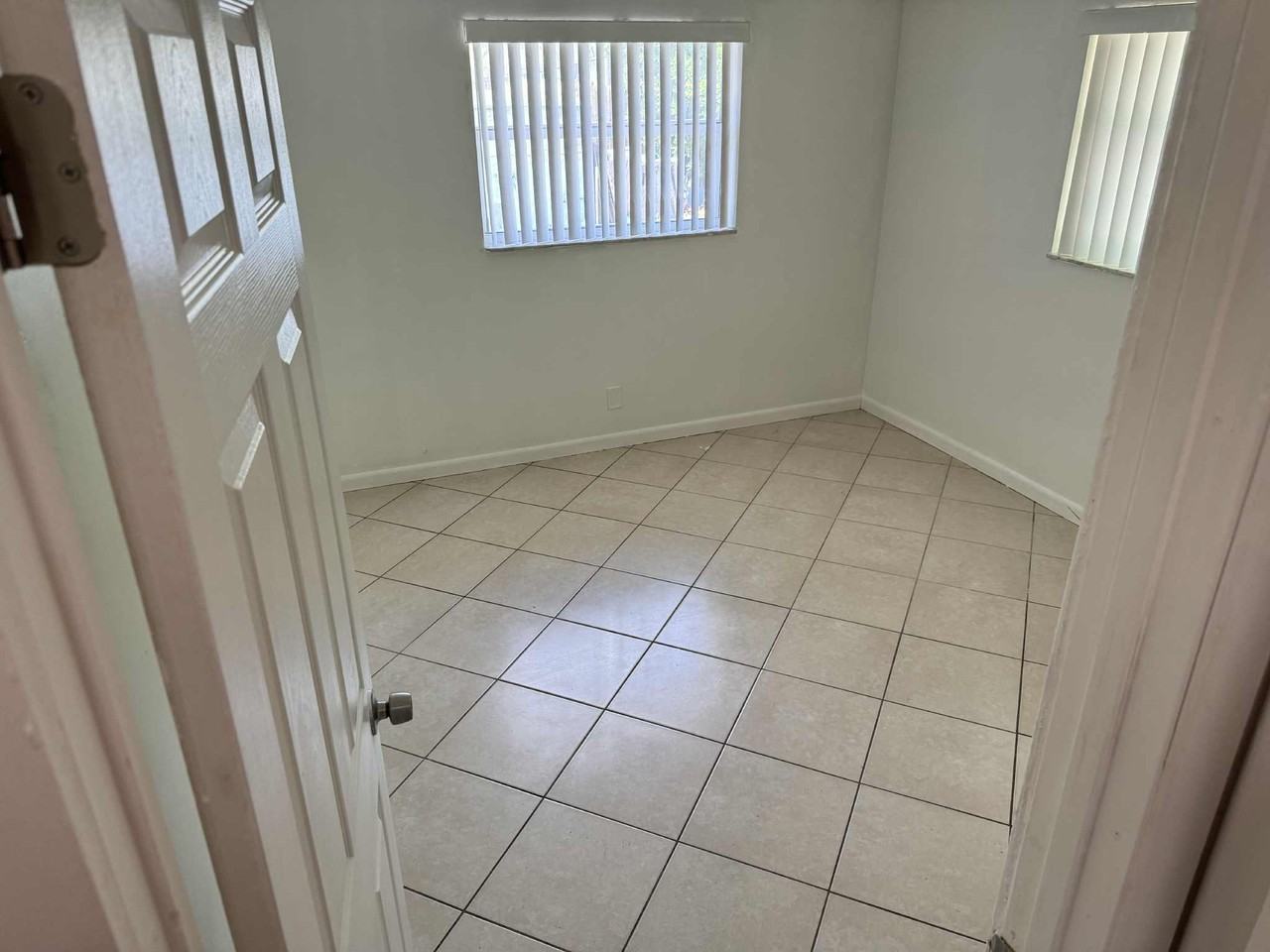 419 Sw 15th St #419 - Photo 5 of 11