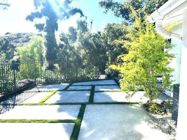 22421 Mulholland Dr - Photo 2 of 38
