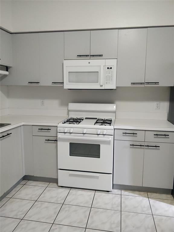 7913 Sanibel Dr - Photo 3 of 13