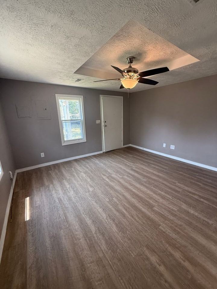 1100 N Brown Ave - Photo 2 of 11