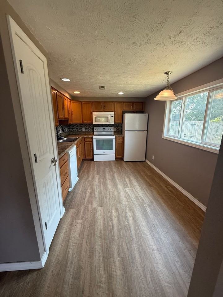 1100 N Brown Ave - Photo 3 of 11