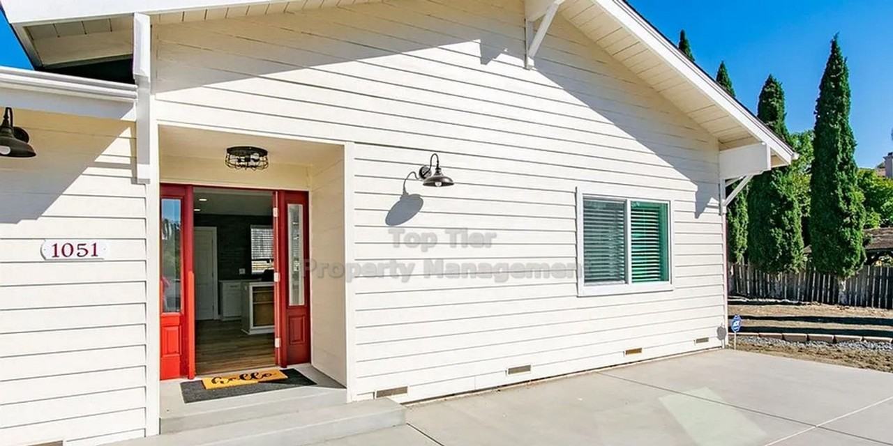 1051 Lime Pl - Photo 2 of 10