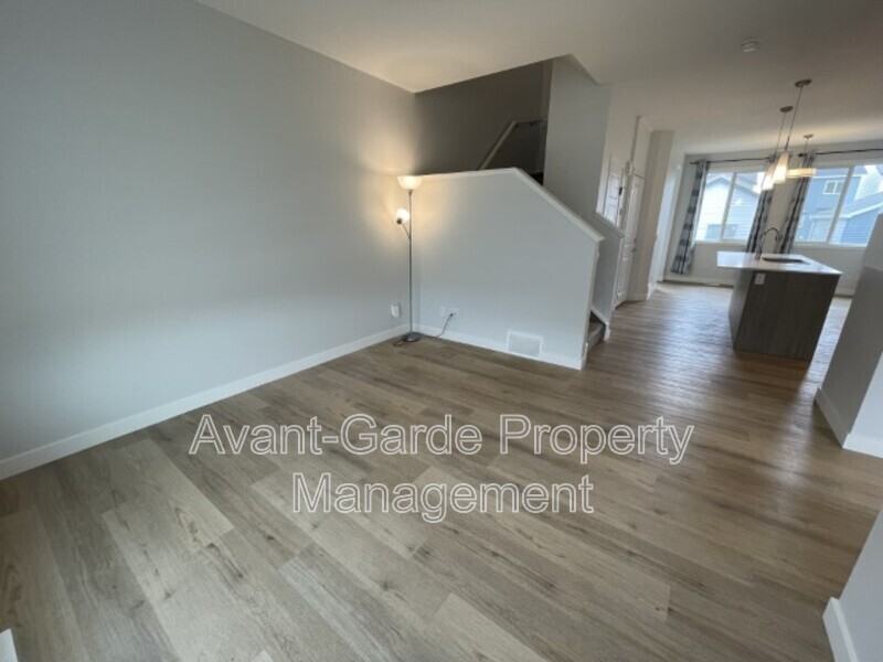 5277 Edgemont Boulevard NW - Photo 5 of 32