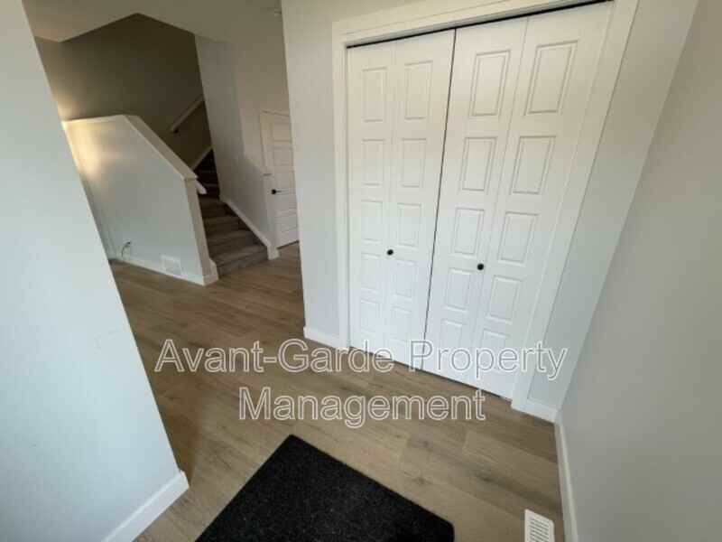 5277 Edgemont Boulevard NW - Photo 6 of 32