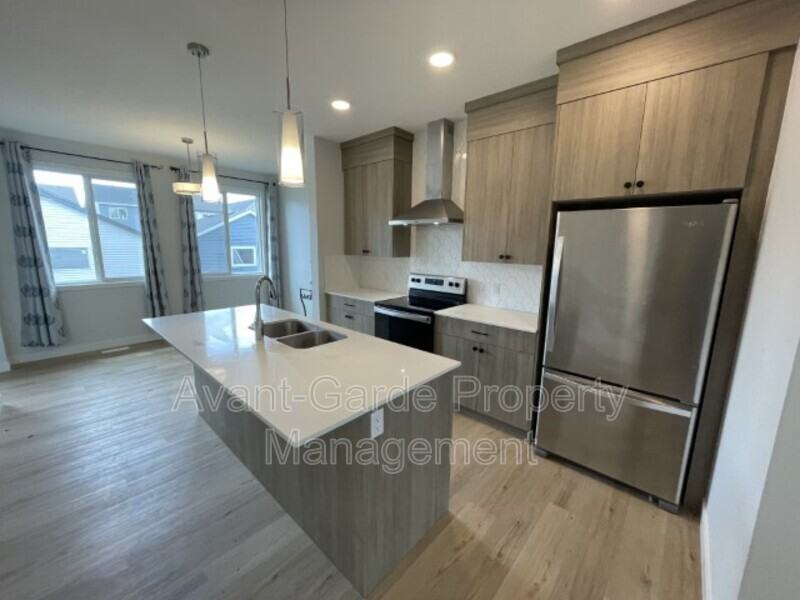 5277 Edgemont Boulevard NW - Photo 7 of 32