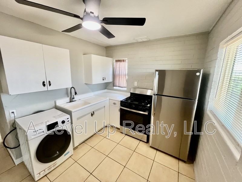 3041 E Proctor Vis #1 - Photo 4 of 10