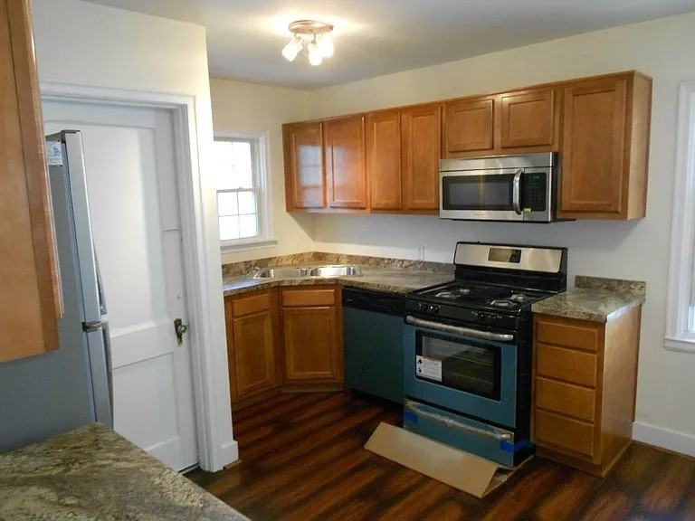 2325 Hawthorne Ave - Photo 3 of 9