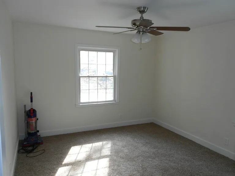 2325 Hawthorne Ave - Photo 4 of 9