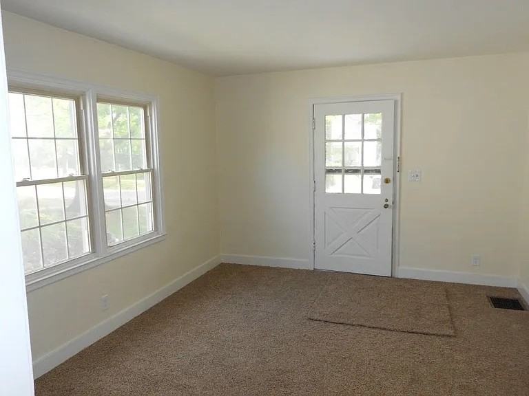 2325 Hawthorne Ave - Photo 5 of 9