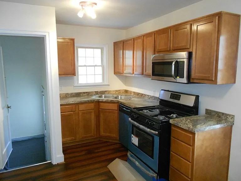 2325 Hawthorne Ave - Photo 6 of 9