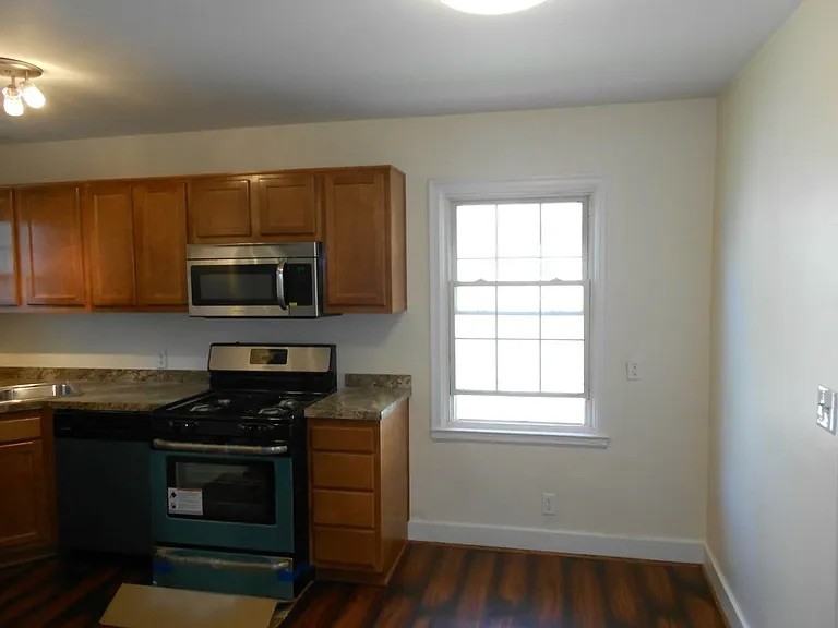 2325 Hawthorne Ave - Photo 7 of 9