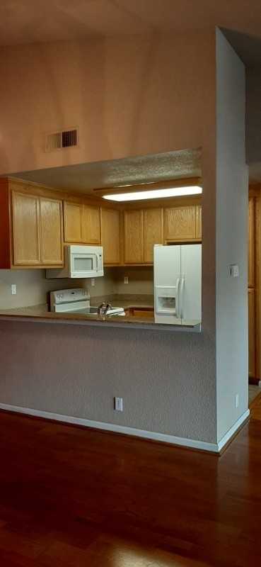 427 W Laurel Dr #L - Photo 2 of 12