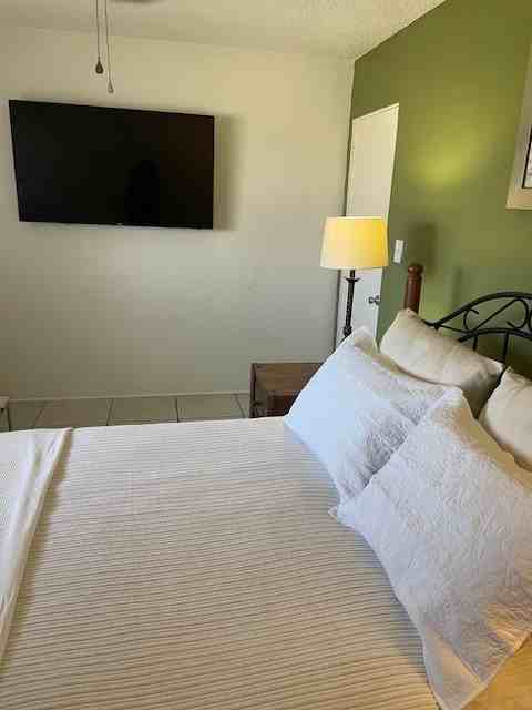 4068 Oakcrest Dr #B - Photo 2 of 9