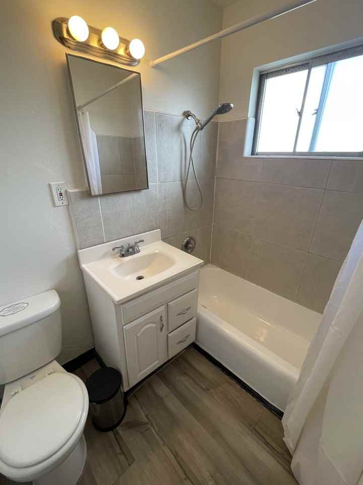 4068 Oakcrest Dr #B - Photo 4 of 9