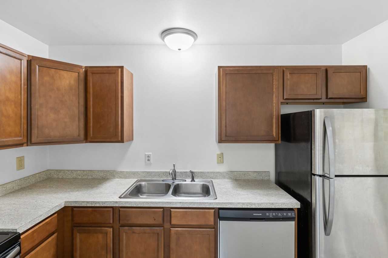 Crestview Apartments (Crestview 23 LLC) - Photo 2 of 13