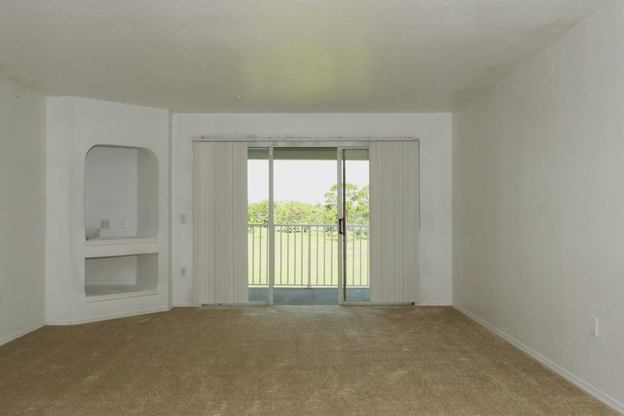 13905 Fairway Island Dr - Photo 2 of 23