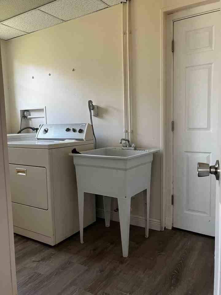 238 1/2 N Beach St - Photo 4 of 20