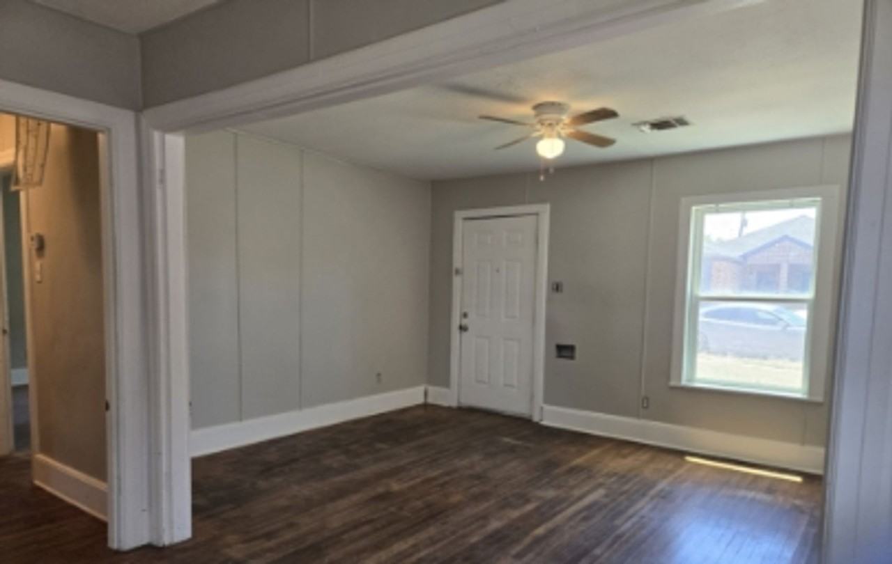 2116 20th St - Photo 2 of 8