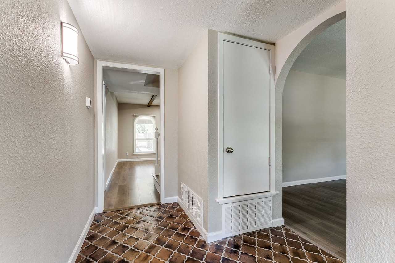 10215 Charter Ridge St - Photo 4 of 25