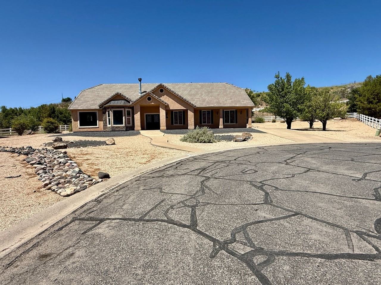1425 S Staghorn - Photo 3 of 38