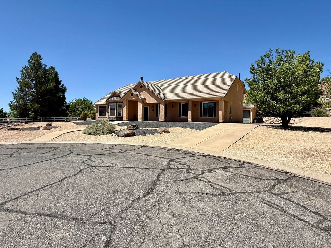 1425 S Staghorn - Photo 4 of 38