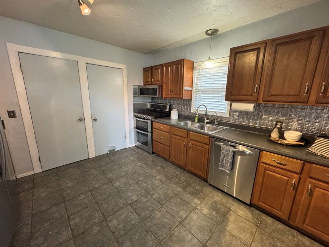 2229 Nw 30th St - Photo 2 of 22