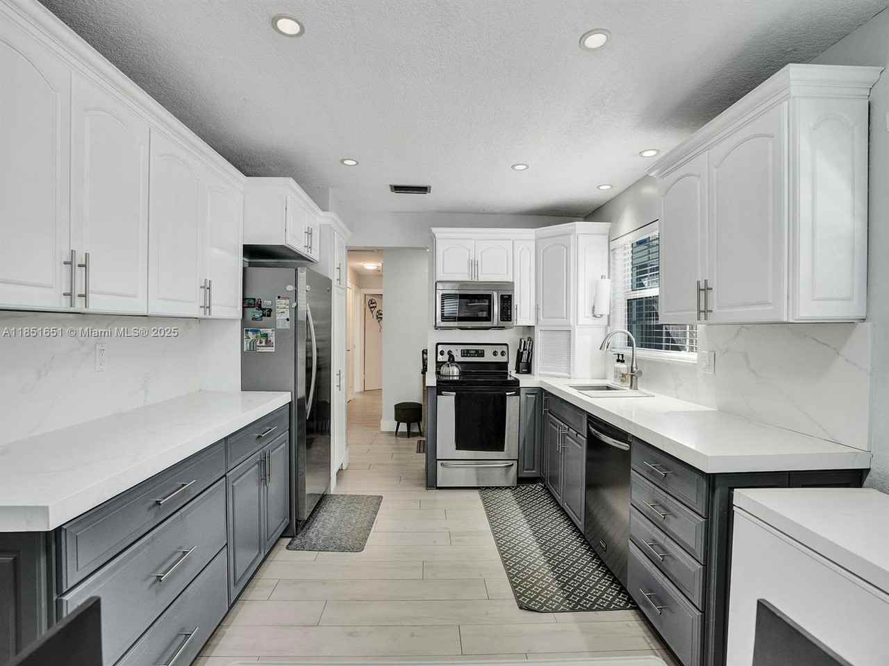 217 Se 5th St - Photo 3 of 17