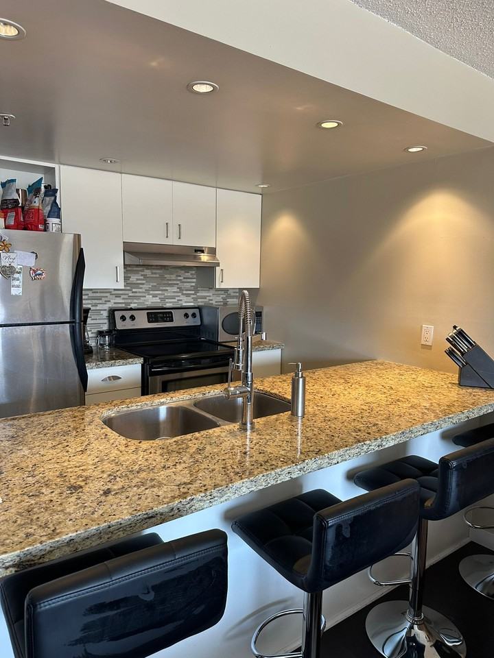 1060 Alberni ST - Photo 7 of 17