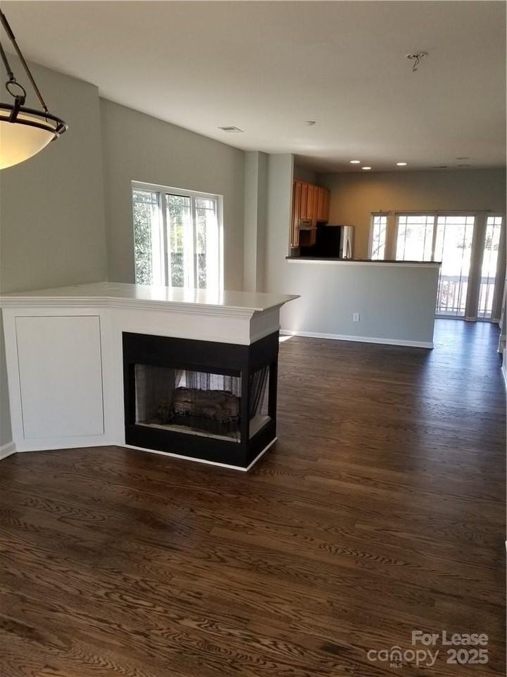 1105 Kurt Ct - Photo 3 of 18