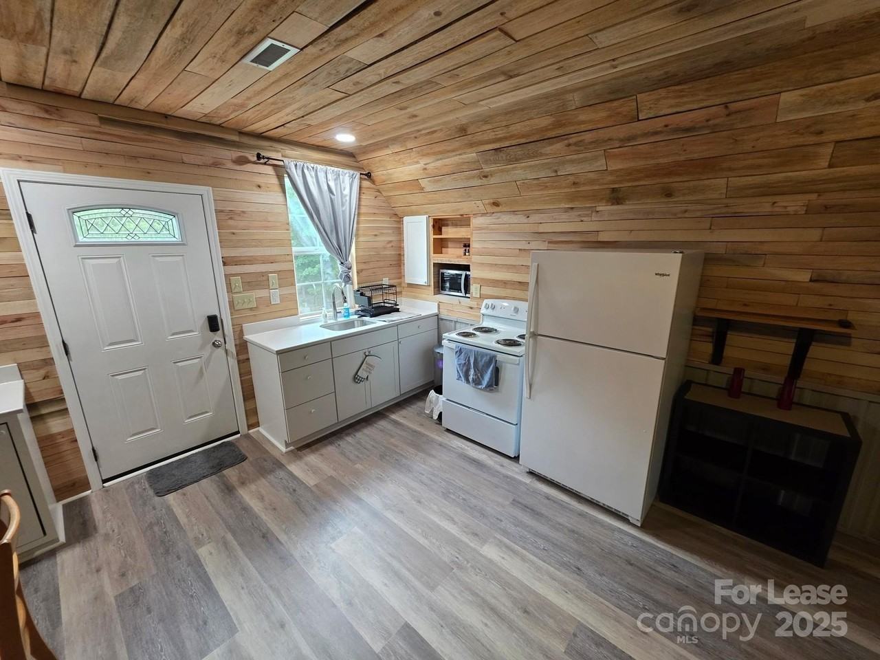 820 Clearview Drive - Photo 2 of 14