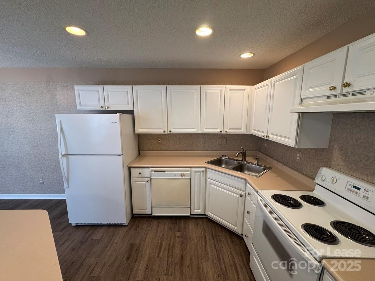 8419 Southgate Commons Dr - Photo 2 of 17