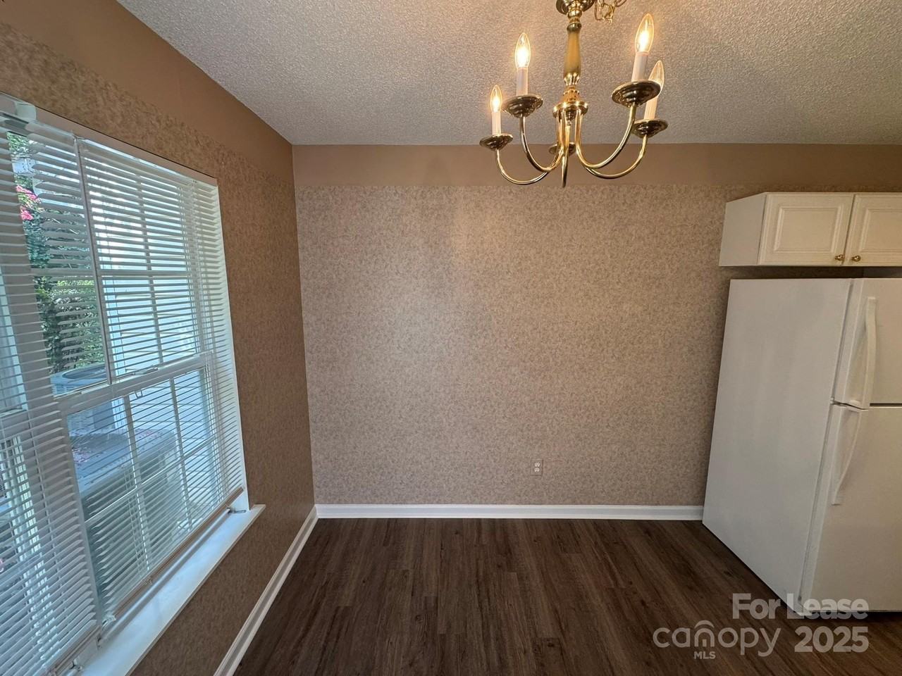 8419 Southgate Commons Dr - Photo 7 of 17