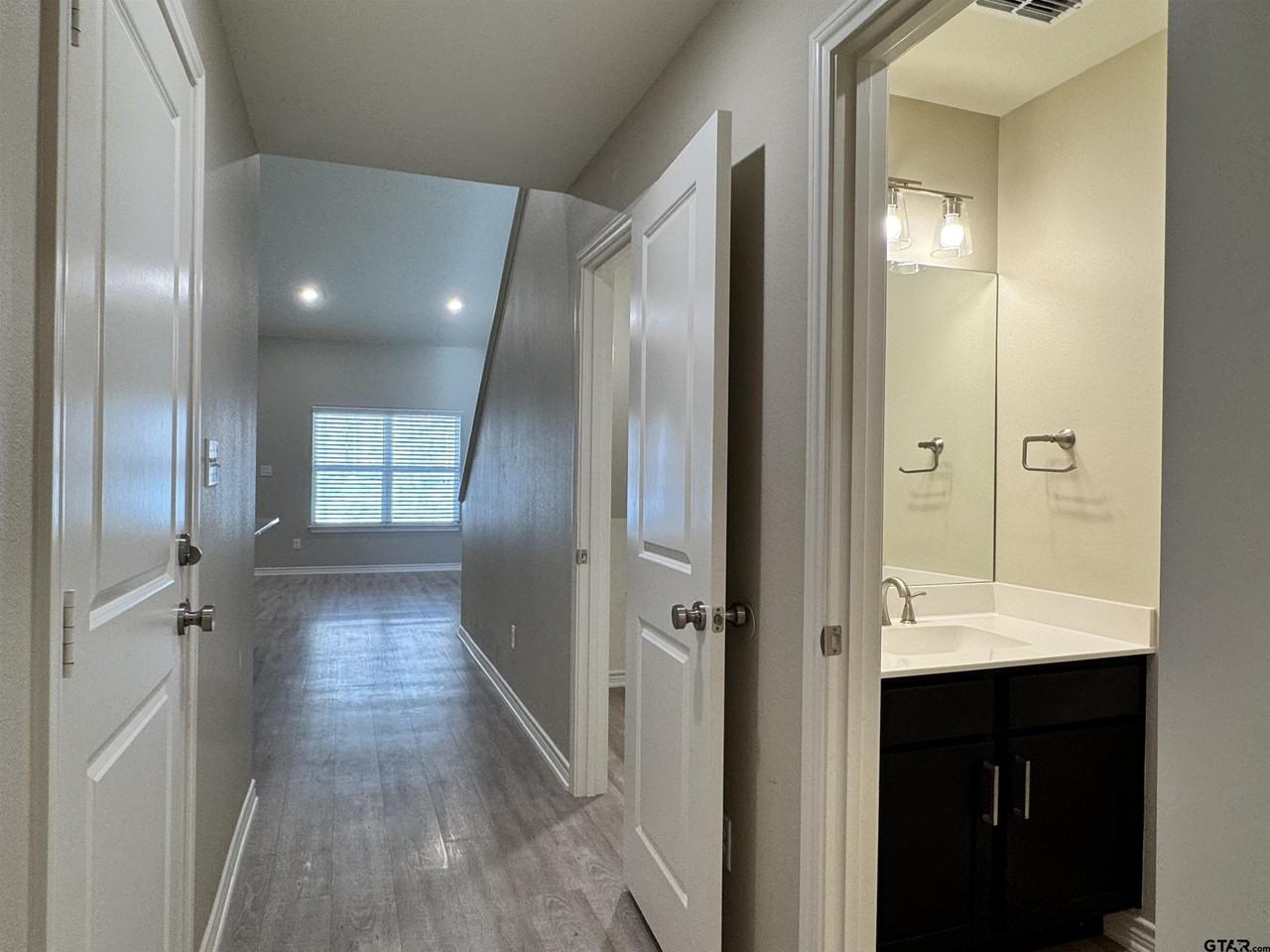 1011 Mcclenny Dr - Photo 3 of 20